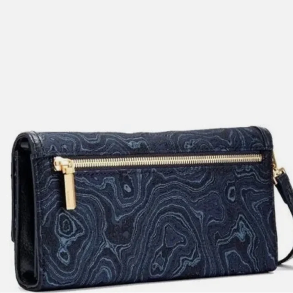 Hammitt AJ Crossbody
Clutch Satin Tides
Brushed Gold Clutch - Picture 12 of 12